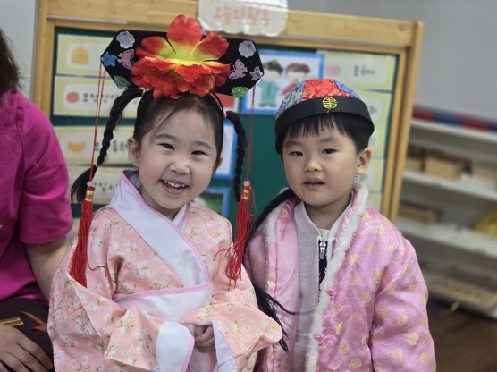 중국 전통 옷을 입어보아요.